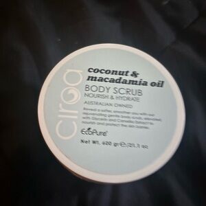 Ciroa Coconut & Macadamia Oil Body Scrub - White